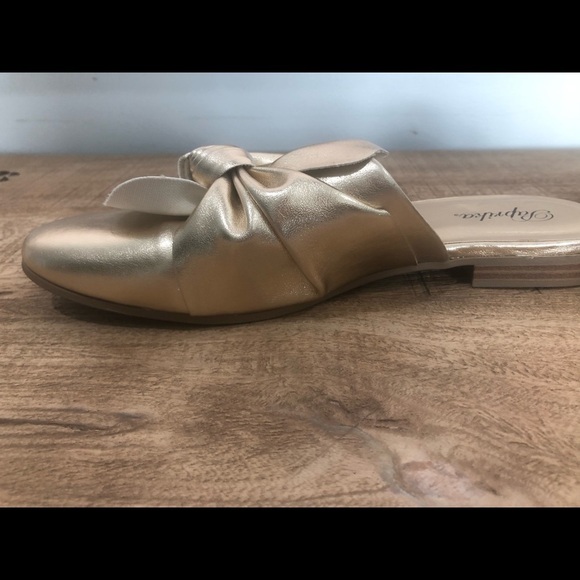 Classic Move Gold Slip On Loafers - Size 8 - Picture 5 of 14